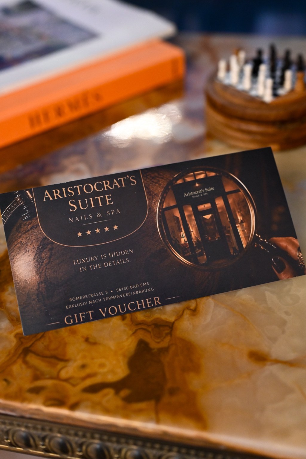 Geschenkgutschein der Aristocrat's Suite auf dem Marmortisch