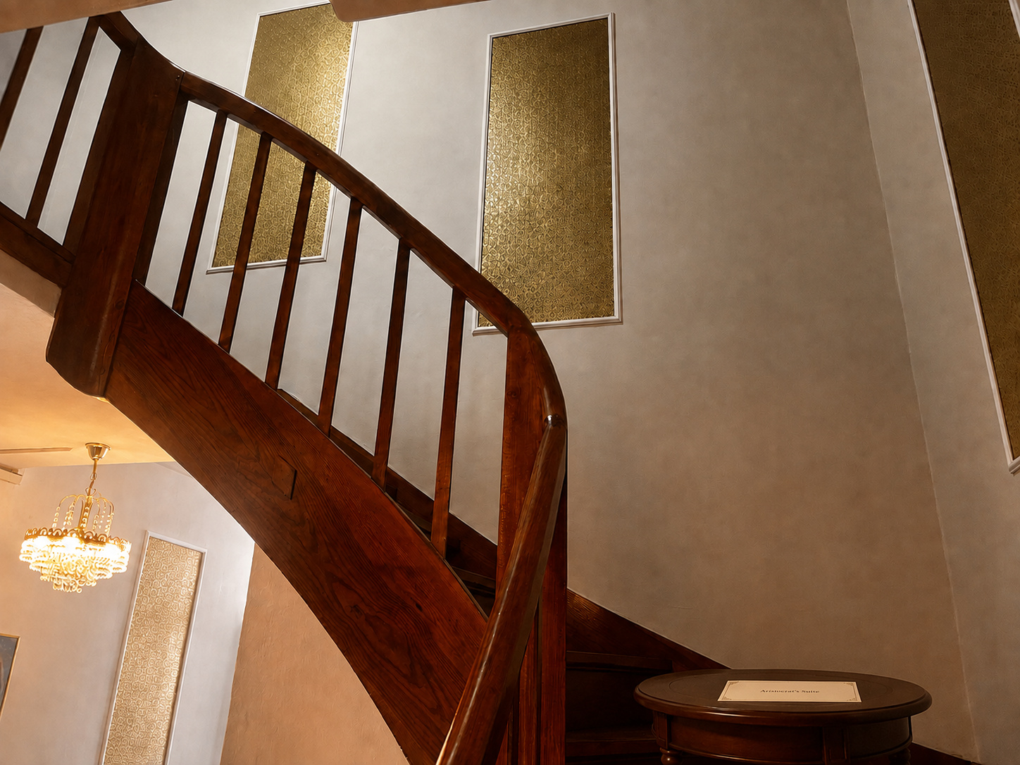 Gutschein der Aristocrat's Suite an der historischen Holztreppe